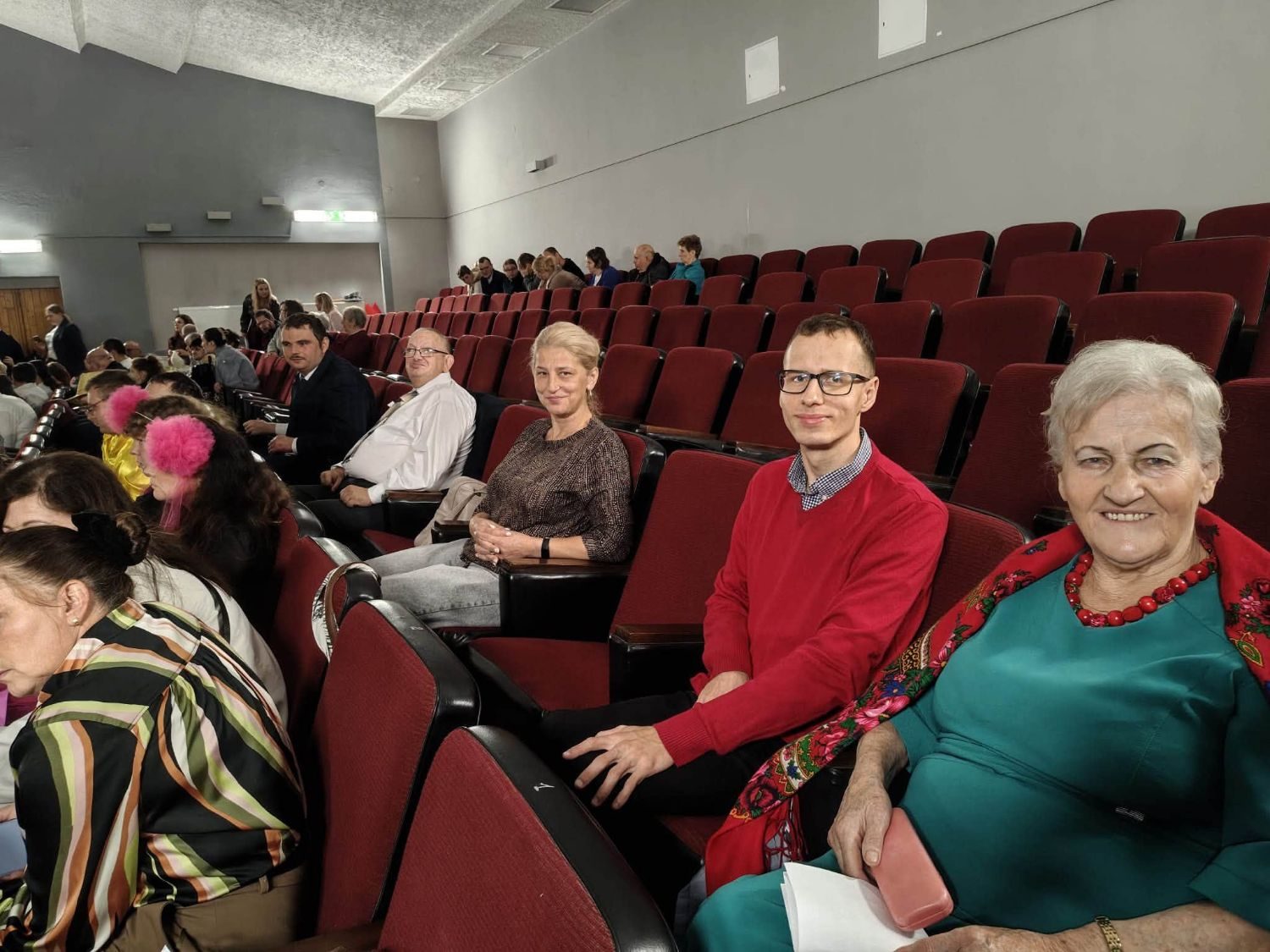 Widzowie na sali widowiskowej w Działoszynie przed rozpoczęciem przeglądu.